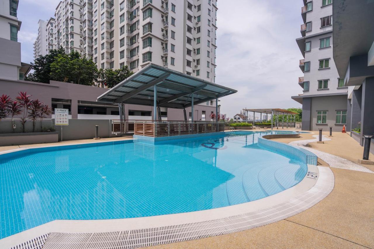 Cozy 2-Bedroom For 4 Pax With Pool - سوبانغ جايا المظهر الخارجي الصورة