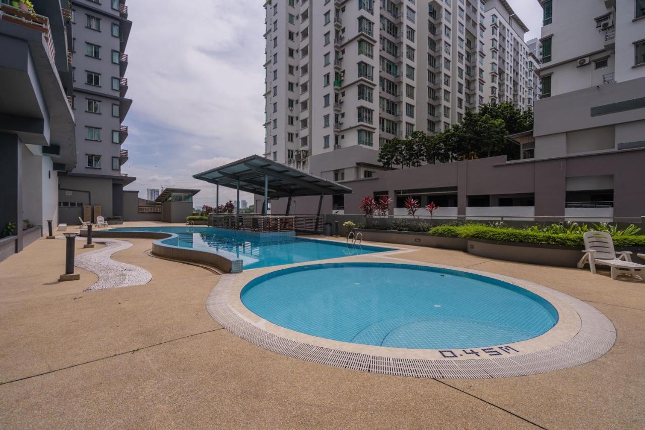 Cozy 2-Bedroom For 4 Pax With Pool - سوبانغ جايا المظهر الخارجي الصورة